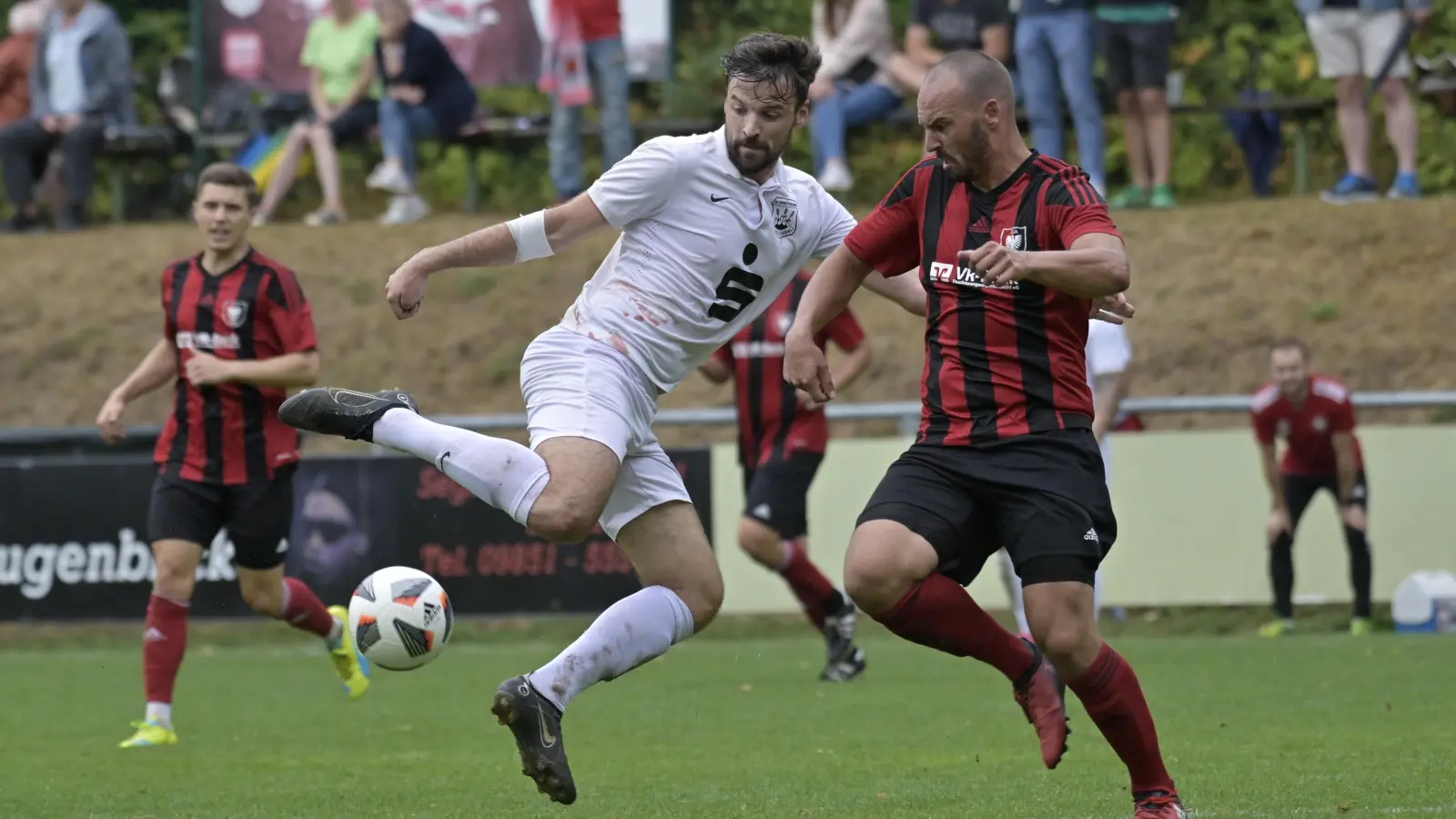 Am Ball ist Peter Lechler (rechts, in der Vorsaison gegen den Dinkelsbühler Matthias Arold) nicht mehr so häufig wie früher. Der bald 36-Jährige ist inzwischen spielender Co-Trainer des SC Aufkirchen. (Foto: Martin Rügner)