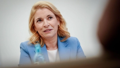 Bahnchefin Evelyn Palla will unter anderem in der Konzernleitung viele Stellen abbauen. (Archivbild) (Foto: Kay Nietfeld/dpa)