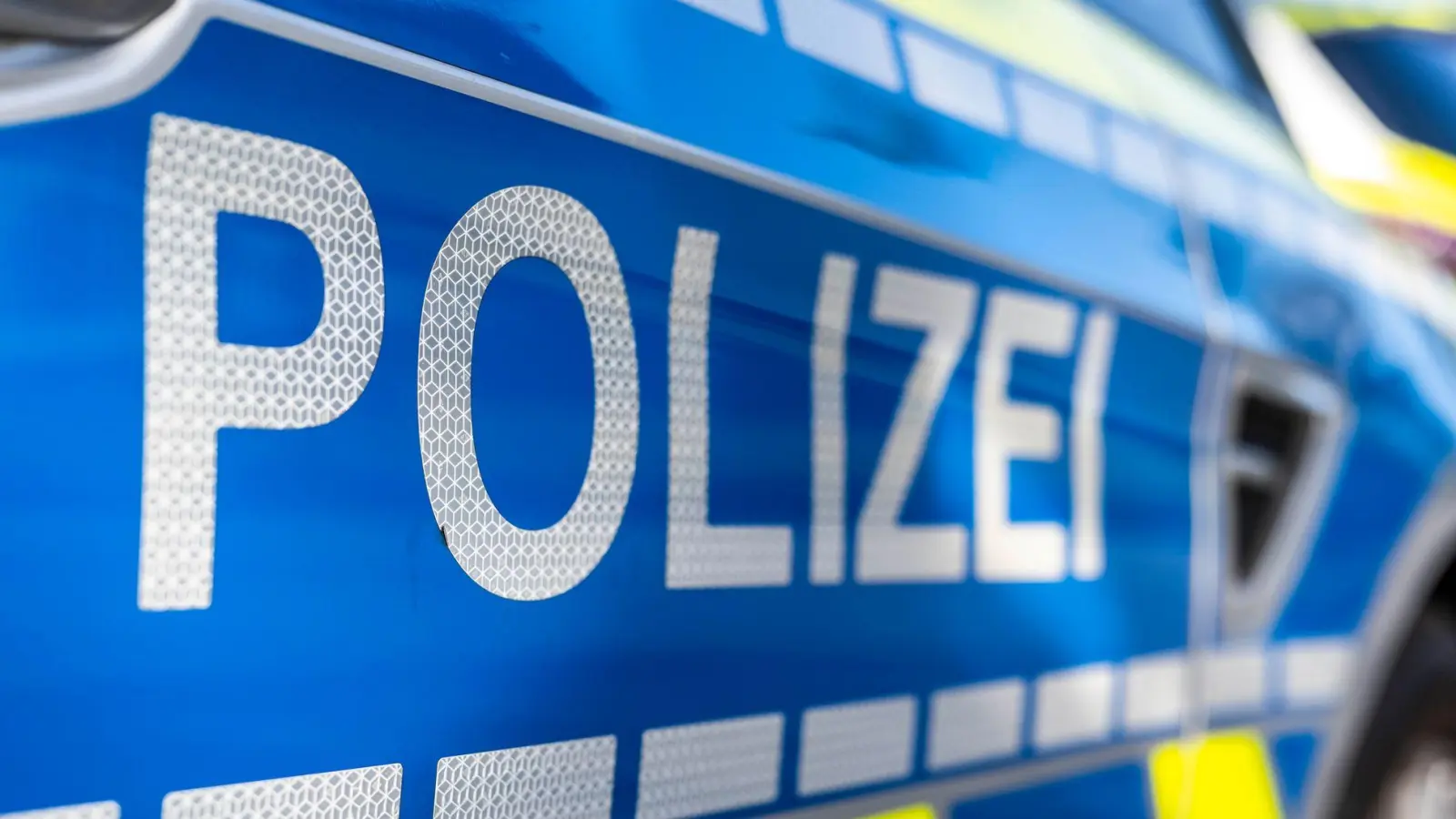 Eine Bewohnerin aus dem Ort alarmierte die Polizei, nachdem die Joggerin zu ihr gekommen war. (Symbolbild)  (Foto: David Inderlied/dpa)