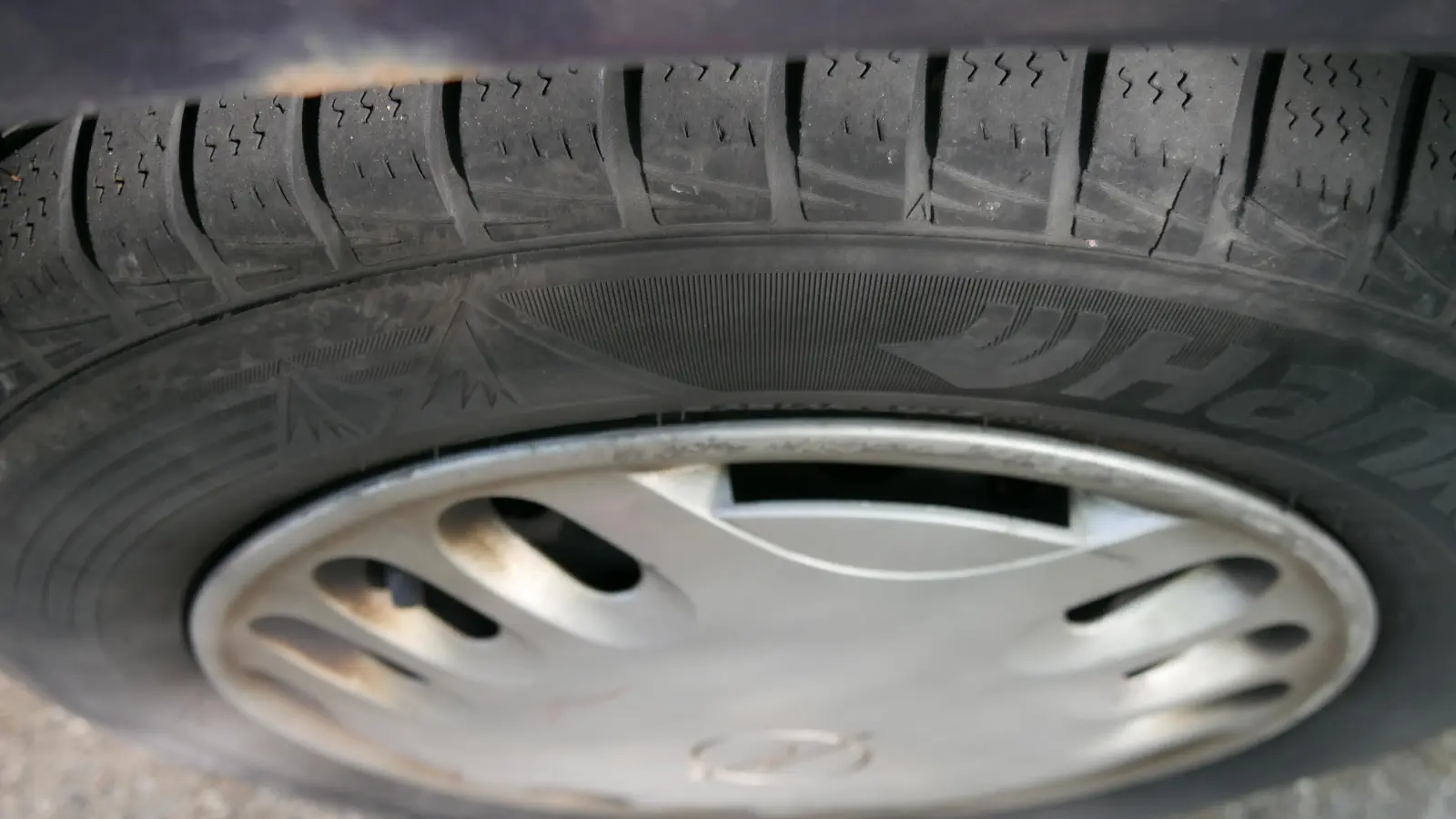 Die Polizei ermittelt gegen einen Mann, der einen Nagel unter ein Autorad gelegt haben soll. (Symbolbild: Ulli Ganter)