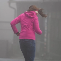 Wer im Freien von einem Sturm oder Gewitter überrascht wird, sollte schnell geeigneten Schutz suchen oder eine sichere Haltung einnehmen. (Foto: Arne Dedert/dpa/dpa-tmn)