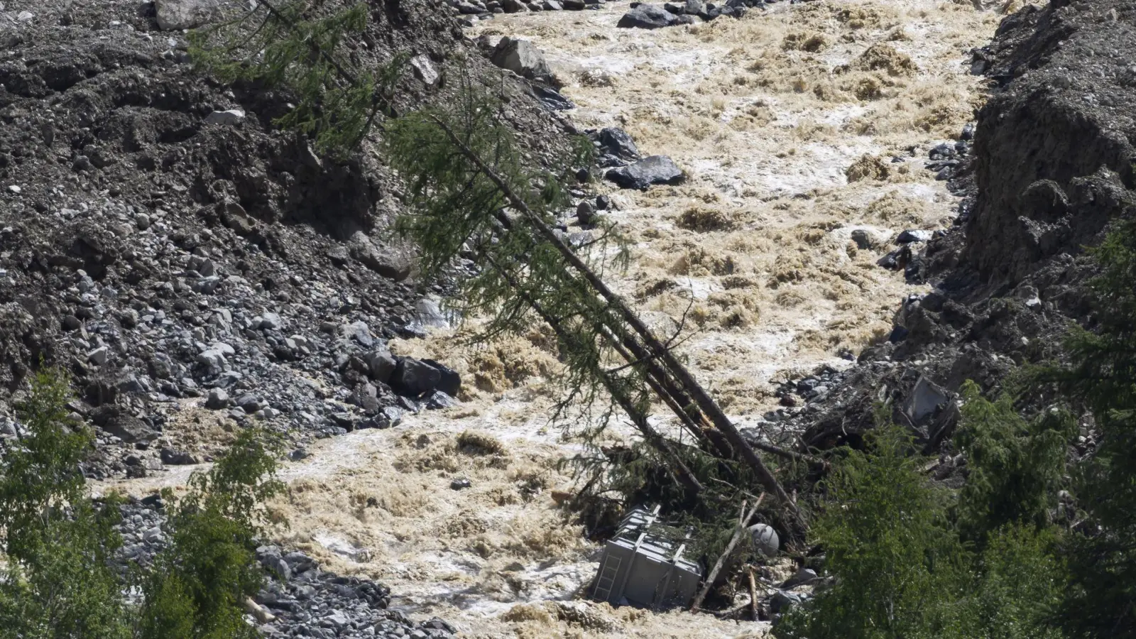 Die Lonza hat sich eine solide Rinne durch den Schuttberg gebahnt. (Foto: Cyril Zingaro/KEYSTONE/dpa)