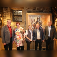 Abschied in historischer Kulisse: Bernd Blümlein, Stefanie Suhr-Meyer, Dr. Gabriele Kluxen, Heinz Menzel und Hans Wittmann (von links) gehören nicht mehr dem Colmberger Gemeinderat an.  (Foto: Alexander Biernoth)