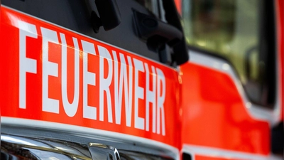 Die Feuerwehr wurde beim Löschen der Flammen von Landwirten unterstützt. (Symbolbild) (Foto: Soeren Stache/dpa)