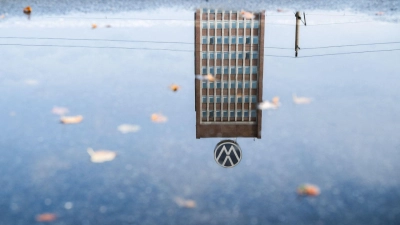 Für die VW-Mitarbeitende drohen erneut Einschnitte. (Symbolbild) (Foto: Julian Stratenschulte/dpa)