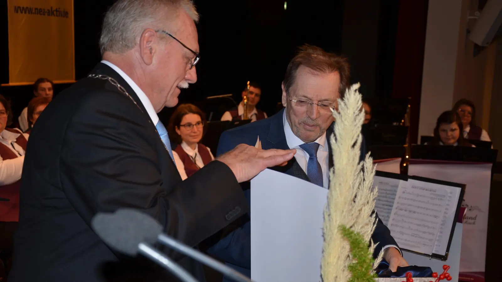 Mit dem Ehrenteller der Stadt – der „höchsten Anerkennung für einen Nicht-Neustädter – wurde Hans Herold (rechts) im Rahmen des Neujahrsempfangs gewürdigt. (Foto: Patrick Lauer)