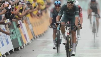 Der Italiener Jonathan Milan gewinnt den Sprint in Valence. (Foto: Thibault Camus/AP/dpa)
