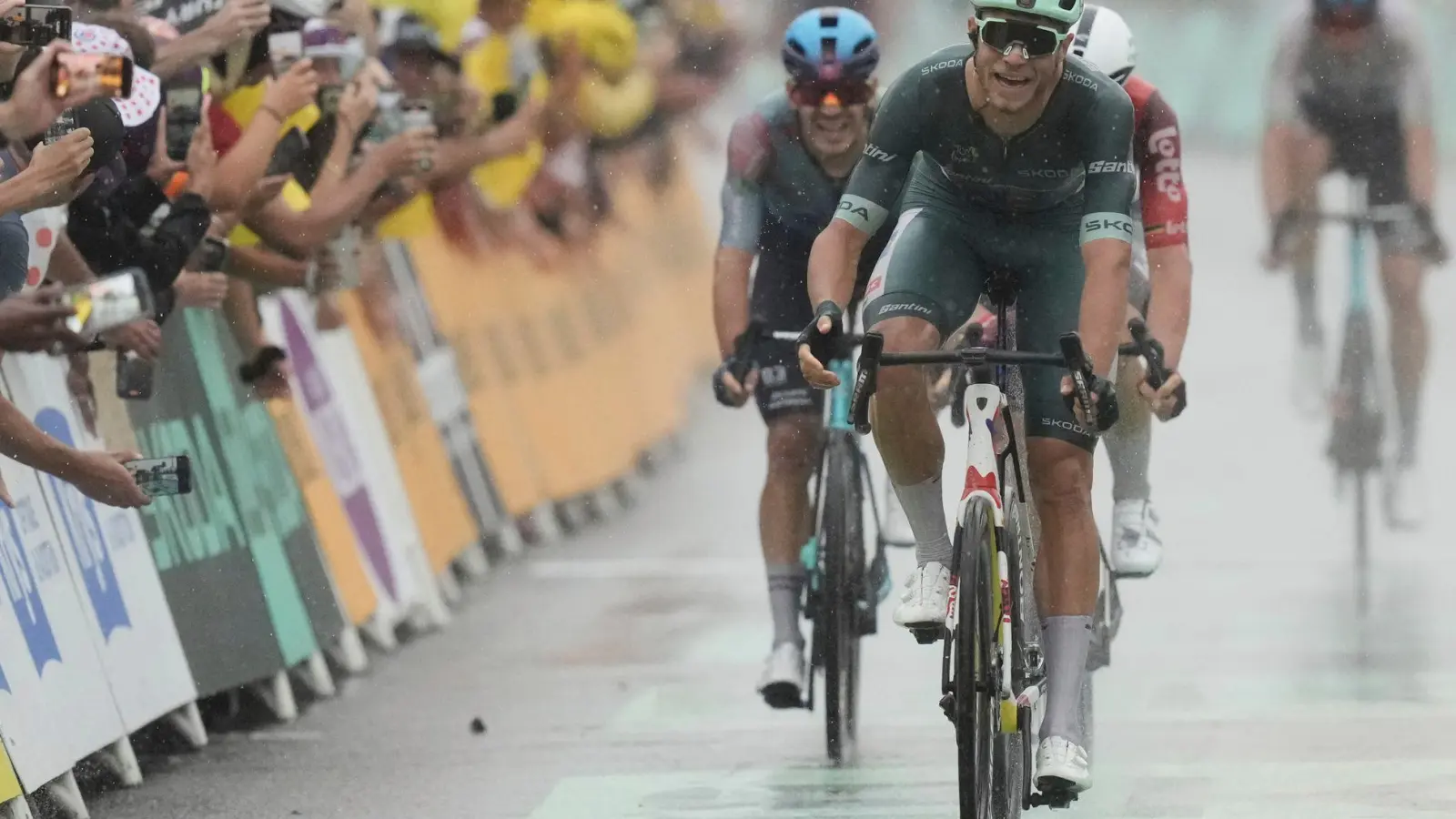 Der Italiener Jonathan Milan gewinnt den Sprint in Valence. (Foto: Thibault Camus/AP/dpa)
