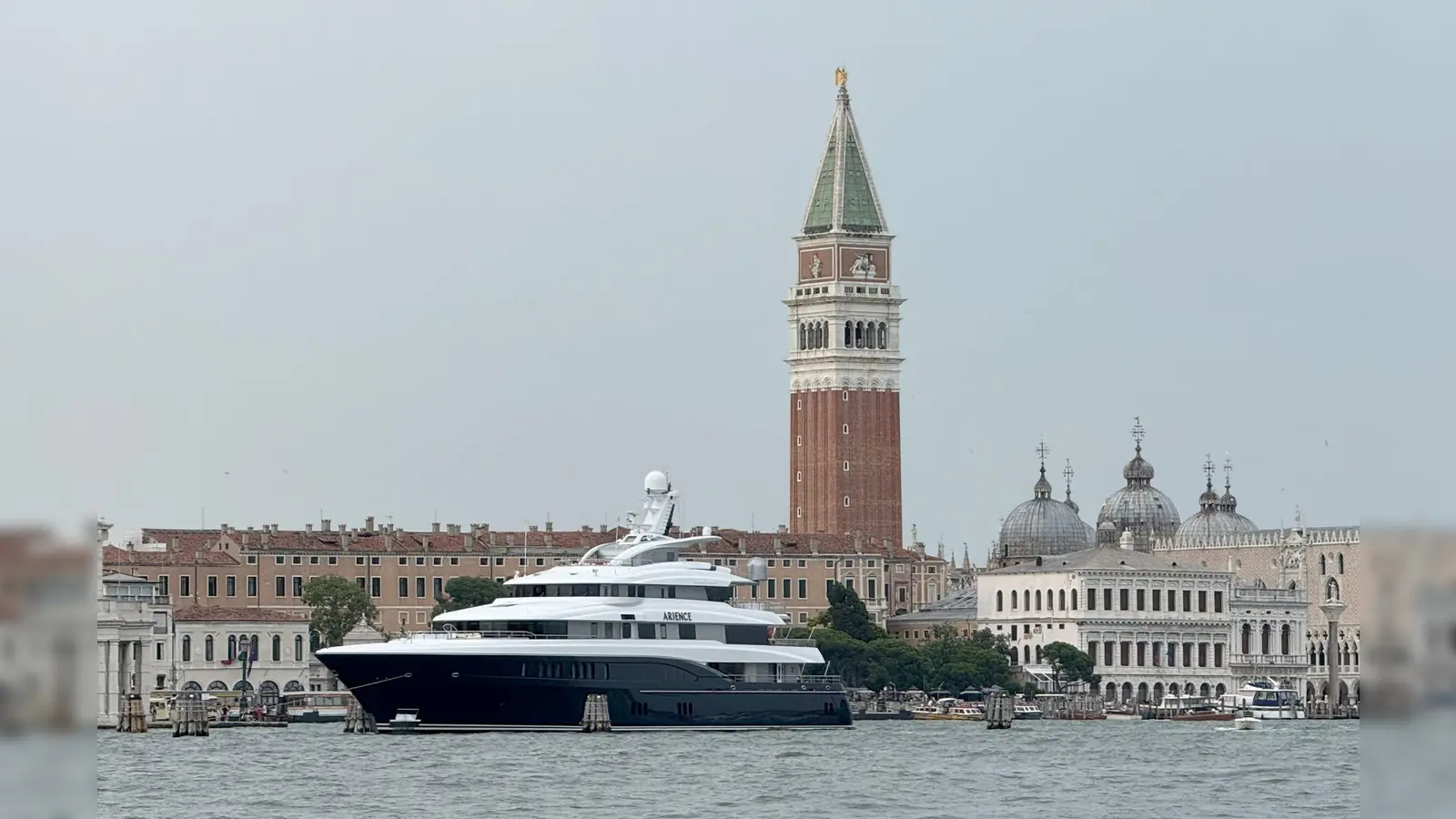 Die ersten Gäste sind schon da - eine Luxusjacht vor dem Markusplatz. (Foto: Christoph Sator/dpa)