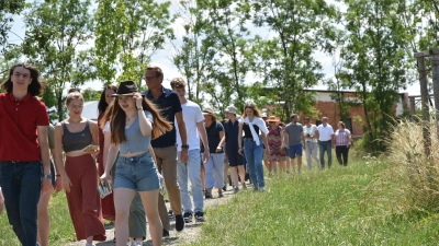 Auf der Geburtenallee wurden zahlreiche Bäume für neue Erdenbürger gepflanzt. Die Gruppe der Gymnasiasten beschreitet sie gerade. (Foto: Anita Dlugoß)