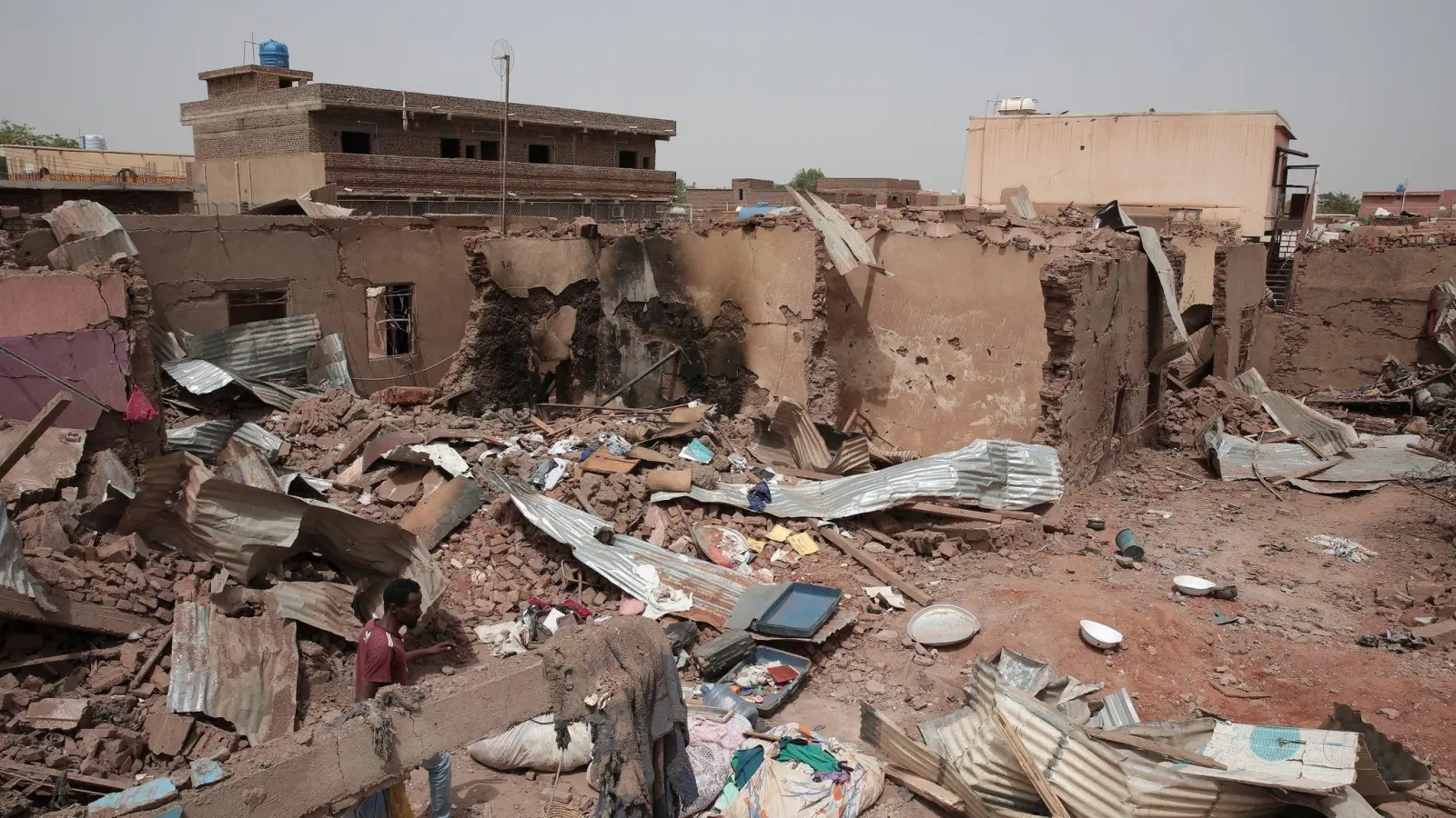 Ein Mann geht an einem Haus in Khartum vorbei, das bei den Kämpfen im Sudan getroffen wurde. (Foto: Marwan Ali/AP/dpa)