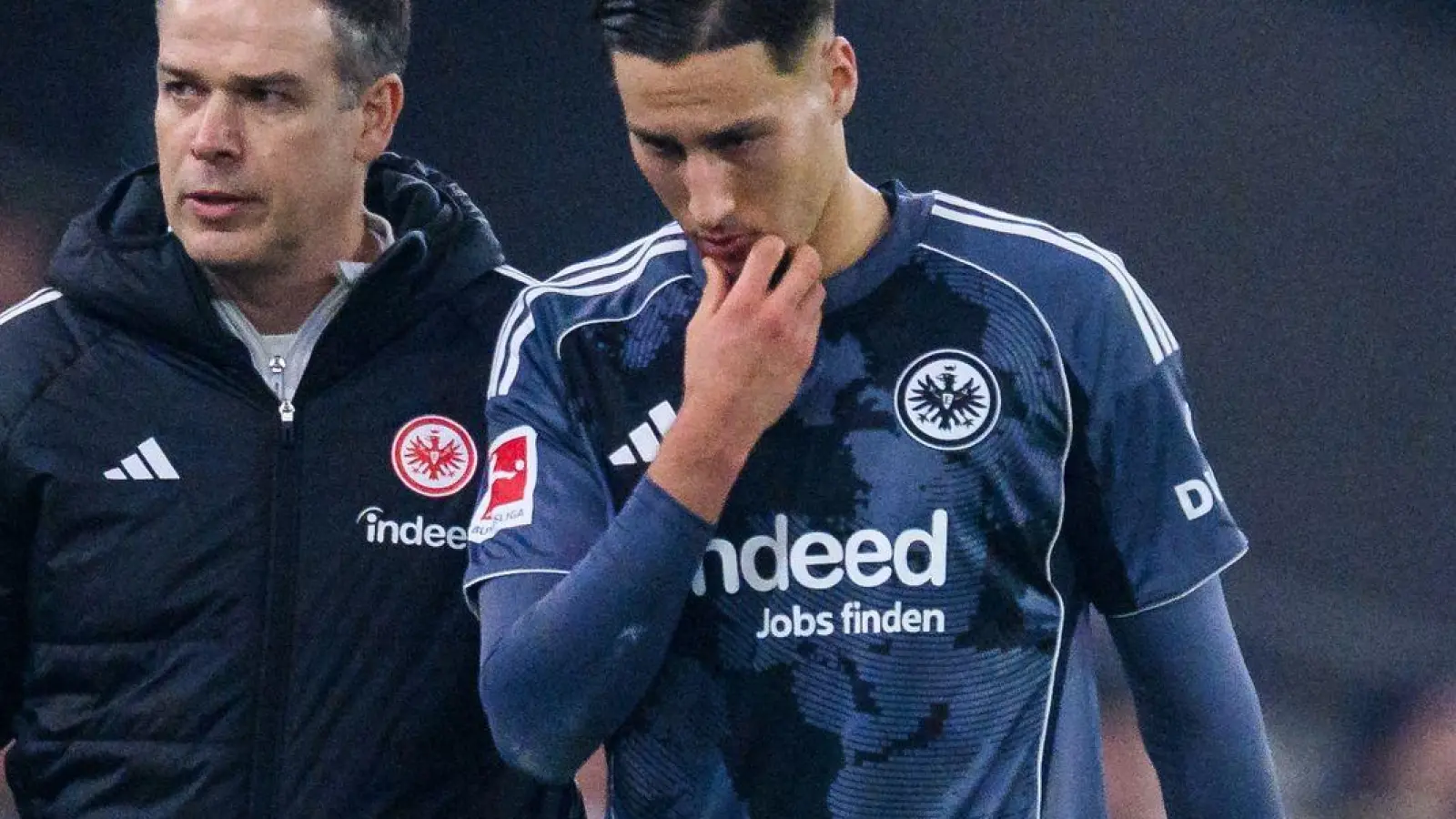 Musste in Stuttgart früh raus: Frankfurts Younes Ebnoutalib. (Foto: Tom Weller/dpa)