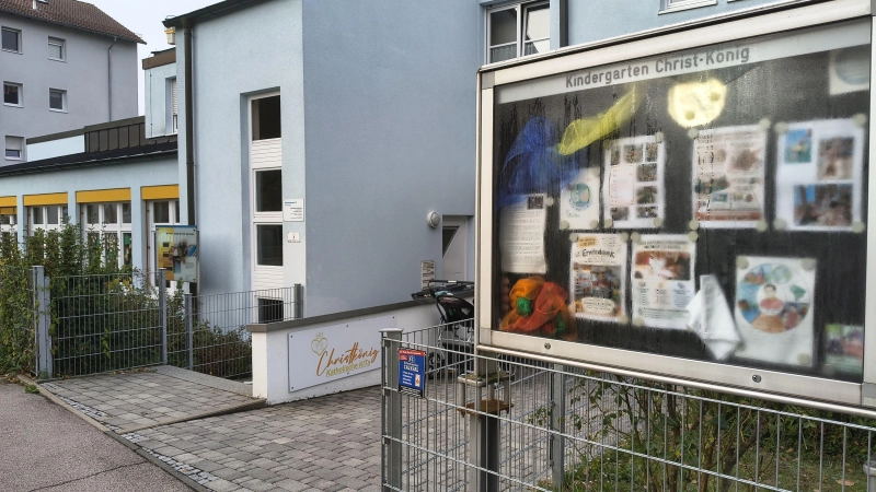 Noch geht hier alles seinen gewohnten Gang: die Kita Christkönig am Josef-Fruth-Platz. (Foto: Robert Maurer)