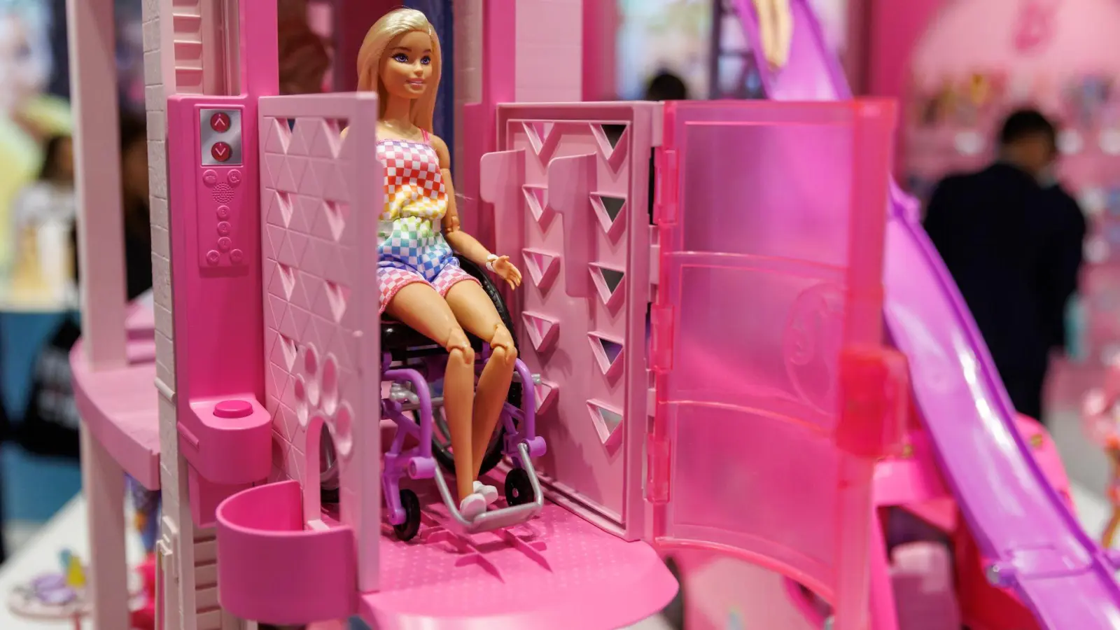 Die Frage, ob Kinder „Barbie spielen“ dürfen, sorgt bei vielen Eltern für Diskussionsstoff. (Foto: Daniel Karmann/dpa/dpa-tmn)