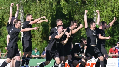 Geschafft: Nach dem Schlusspfiff jubelt die SG Petersaurach/Großhaslach. (Foto: Martin Rügner)