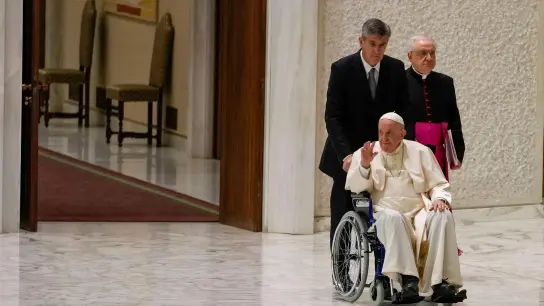 Papst Franziskus (M) leidet seit mehreren Monaten an einer Bänderzerrung im rechten Knie. Es fällt ihm schwer zu gehen oder zu stehen. (Foto: Alessandra Tarantino/AP/dpa)