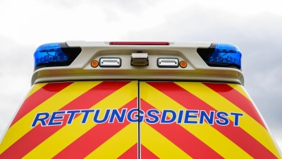 Der Rettungswagen bringt die Seniorin mit schwersten Verletzungen in die Klinik. (Symbolbild) (Foto: Philipp Schulze/dpa)