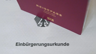 Rund 332.500 Ausländerinnen und Ausländer haben im letzten Jahr die deutsche Staatsangehörigkeit erworben. (Symbolbild) (Foto: Marijan Murat/dpa)