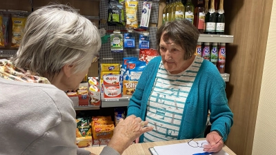 Brigitte Wägner (r.) nimmt sich auch Zeit für einen kleinen Plausch.  (Foto: Nicole Gunkel)