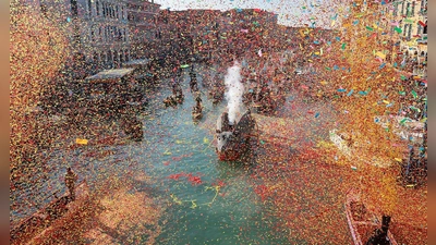 Bei der Wasserparade im Karneval in Venedig wird mit viel Konfetti gefeiert. (Foto: Matteo Chinellato/IPA via ZUMA Press/dpa)