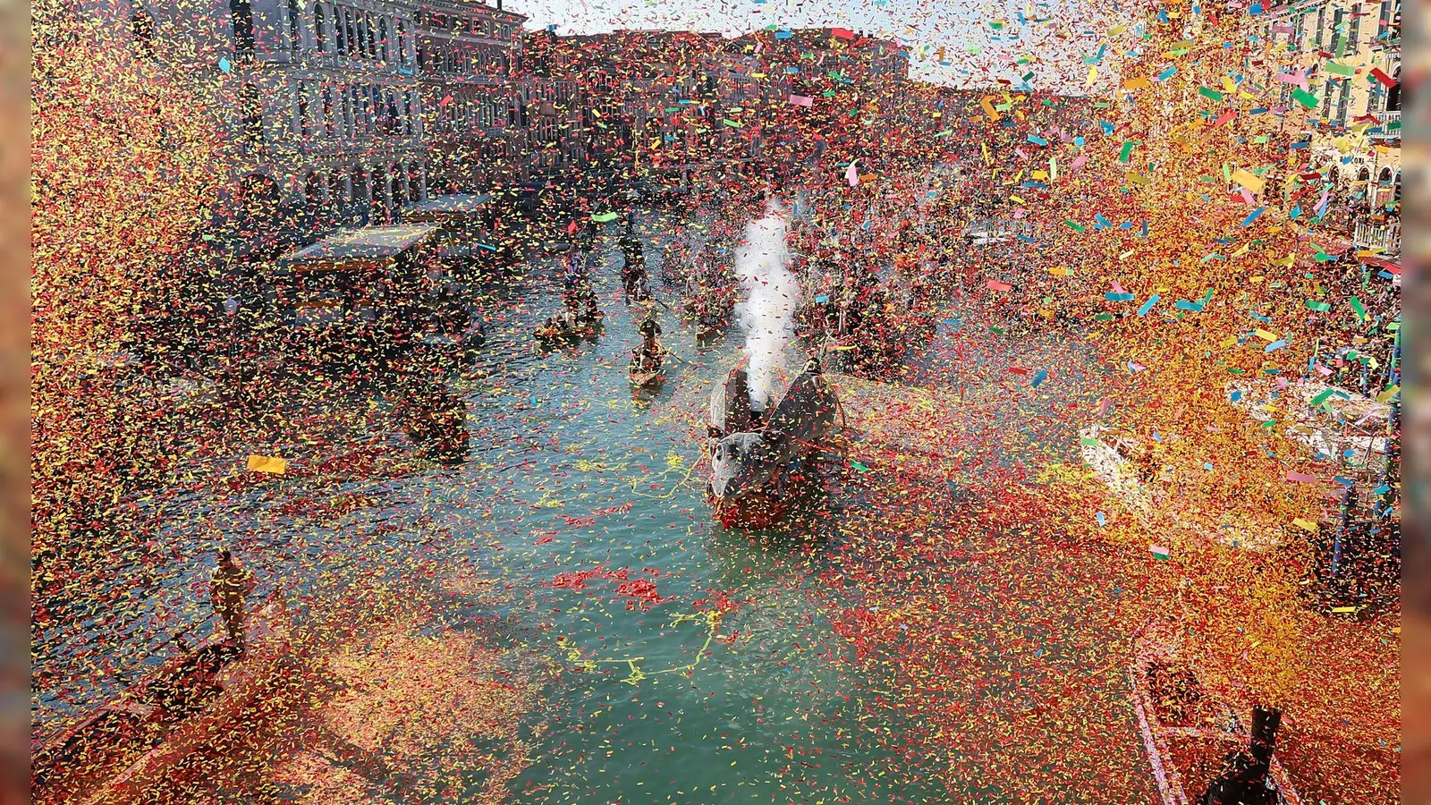 Bei der Wasserparade im Karneval in Venedig wird mit viel Konfetti gefeiert. (Foto: Matteo Chinellato/IPA via ZUMA Press/dpa)