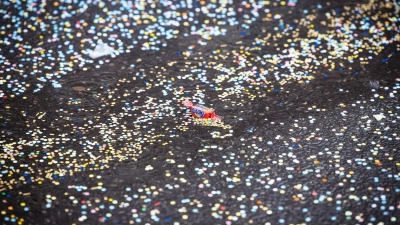 Bunt war’s – jetzt wird aufgeräumt: Konfetti gehört nach Karneval in den Restmüll. Recyceln lässt sich der Schnipsel-Mix nicht. (Foto: Oliver Killig/dpa/dpa-tmn)