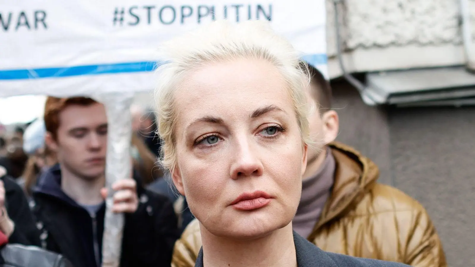 Julia Nawalnaja, die Witwe von Alexej Nawalny, steht in einer Warteschlange vor der russischen Botschaft, um ihre Stimme bei der Präsidentschaftswahl abzugeben. (Foto: Carsten Koall/dpa)