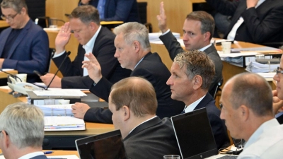 Abgeordnete von CDU, FDP und AfD stimmen im Thüringer Landtag für den Gesetzentwurf der Union. (Foto: Martin Schutt/dpa)