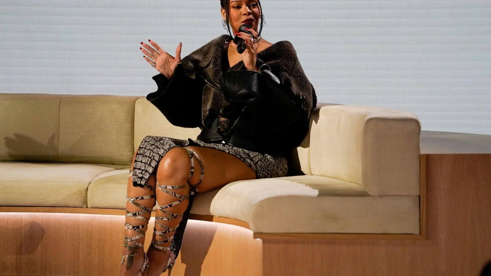 Vor vier Jahren sagte sie noch ab, nun steht sie bei der Halbzeitshow des Super-Bowl auf der Bühne: Sängerin Rihanna. (Foto: Mike Stewart/AP/dpa)