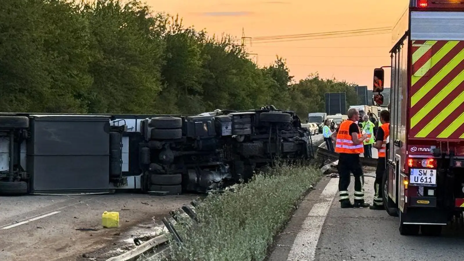 Ein Lastwagen ist auf der Autobahn 70 umgekippt.  (Foto: Ferdinand Merzbach/News5/dpa)