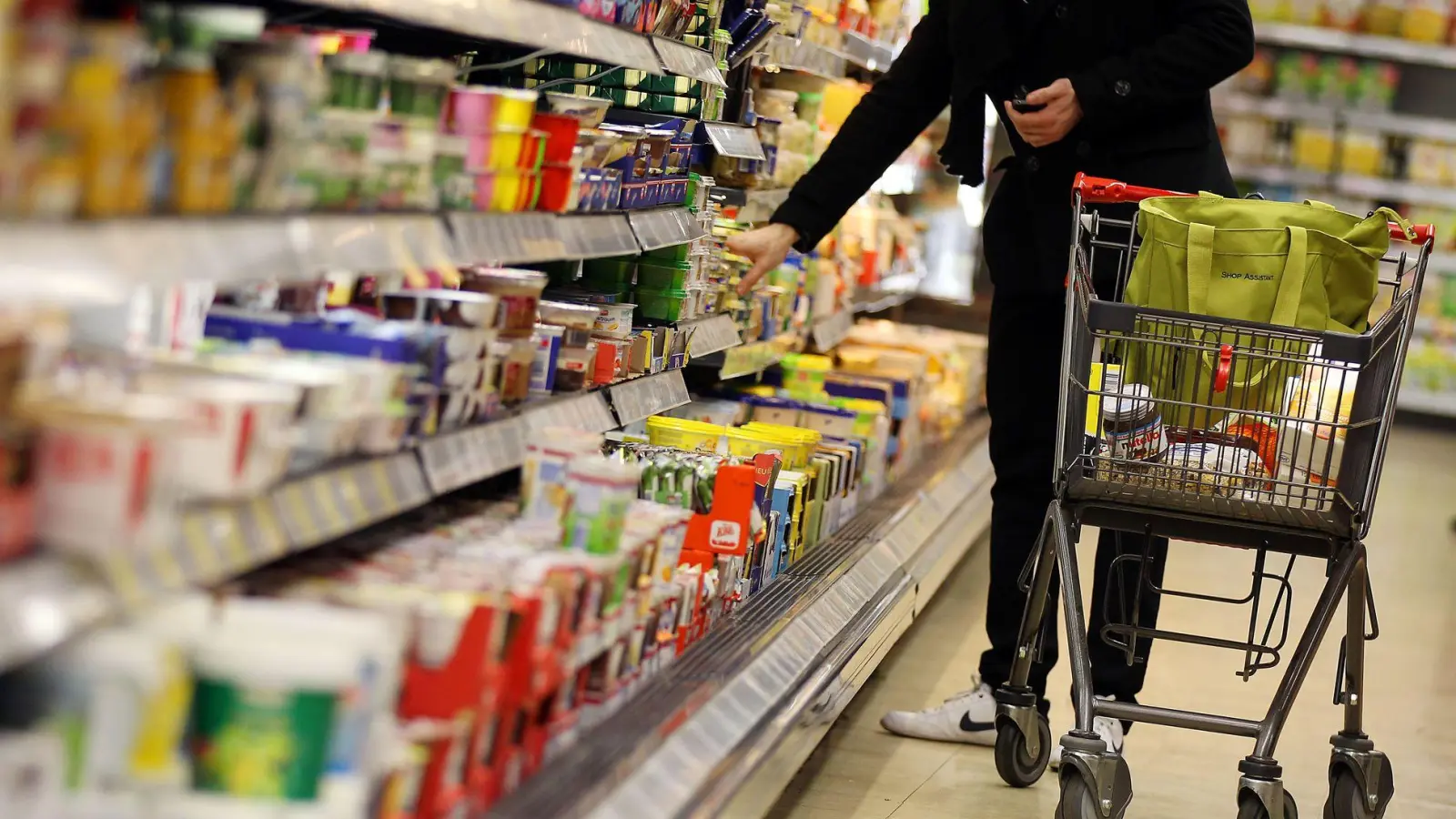 Nach 20 Uhr noch mal schnell zum Supermarkt? - In Bayern weiterhin nicht möglich. (Symbolbild) (Foto: Oliver Berg/dpa)