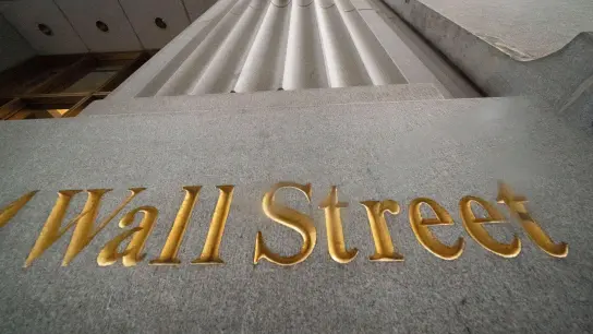 Ist die Angst vor einem Zinsanstieg zu groß? An der Wall Street ging es gestern bergab. (Foto: Mark Lennihan/AP/dpa)
