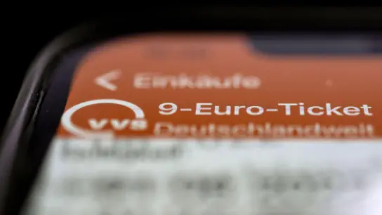 Ein mobiles 9-Euro-Ticket ist auf einem Handy geöffnet. (Foto: Marijan Murat/dpa/Symbolbild)