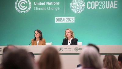 Bundesaußenministerin Annalena Baerbock (l) und Bundesumweltministerin Steffi Lemke sprechen auf einer Pressekonferenz auf der UN-Klimakonferenz in Dubai. (Foto: Hannes P. Albert/dpa)