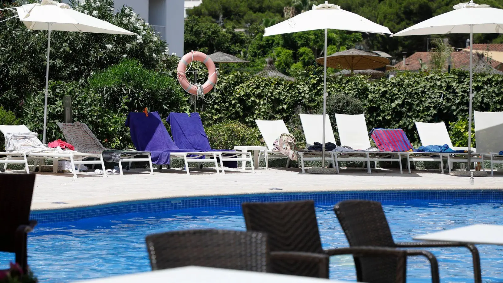 So nicht: Viele Hotels haben inzwischen Regeln eingeführt, die das Reservieren von Liegen mit Handtüchern verbieten. (Foto: Clara Margais/dpa/dpa-tmn)