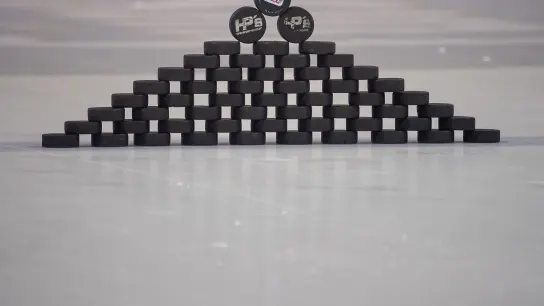 Ein Puck mit dem Logo der Deutschen Eishockey Liga (DEL) liegt auf weiteren Pucks. (Foto: Sebastian Gollnow/dpa/Symbolbild)