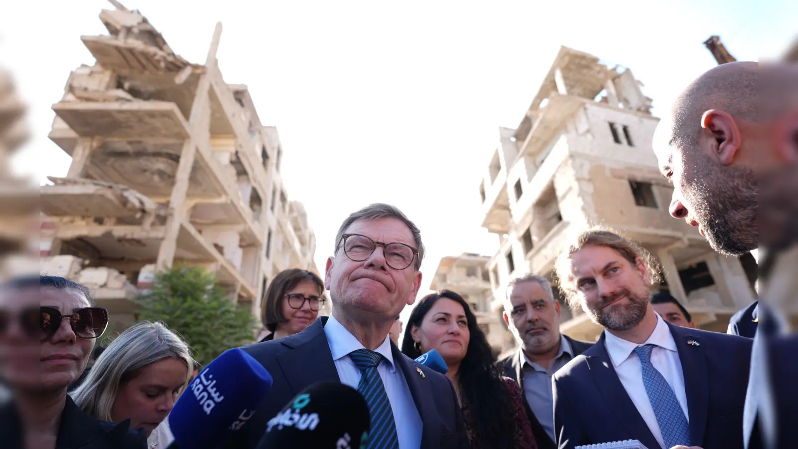 Außenminister Johann Wadephul (CDU) hatte vergangene Woche unter dem Eindruck schwerer Zerstörungen in einer Vorstadt von Damaskus Zweifel an einer raschen Rückkehr einer großen Zahl von syrischen Kriegsflüchtlingen geäußert. (Foto: Marcus Brandt/dpa)