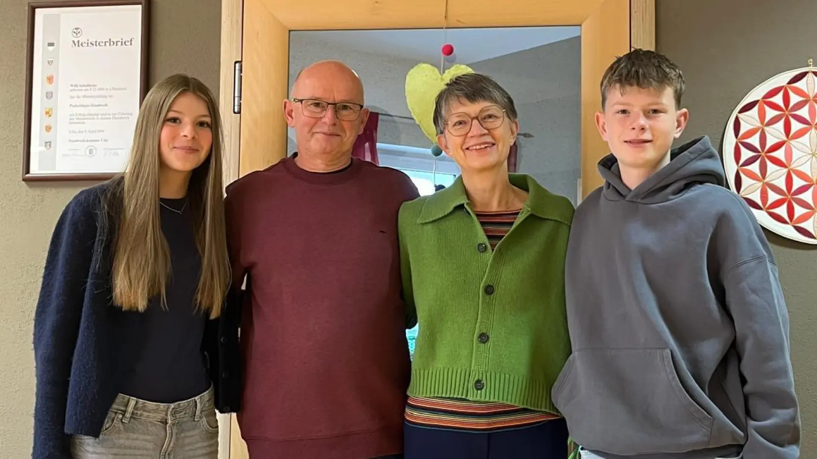 Familie Schultheiss freut sich über das Jubiläum. (Foto: Willi Schultheiss - Parkettlegermeisterbetrieb)