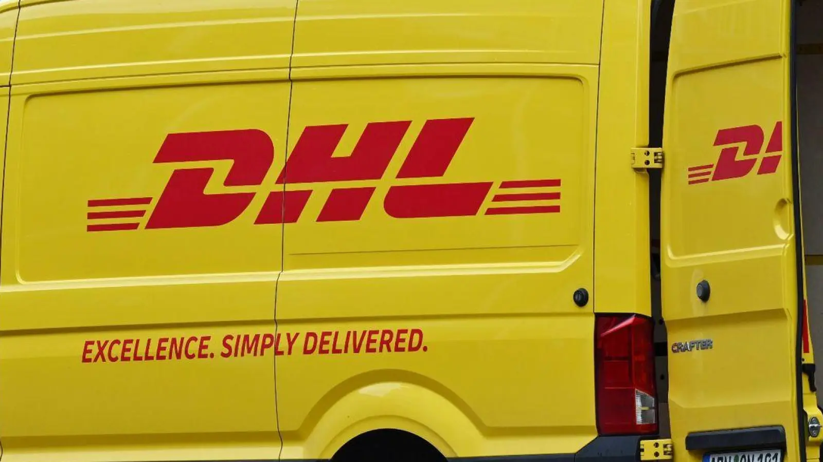 Normalerweise stellt der Paketdienstleister DHL eigenen Angaben zufolge nur etwa 6,3 Millionen Pakete pro Tag zu. (Foto: Martin Schutt/dpa)