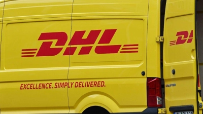 Normalerweise stellt der Paketdienstleister DHL eigenen Angaben zufolge nur etwa 6,3 Millionen Pakete pro Tag zu. (Foto: Martin Schutt/dpa)