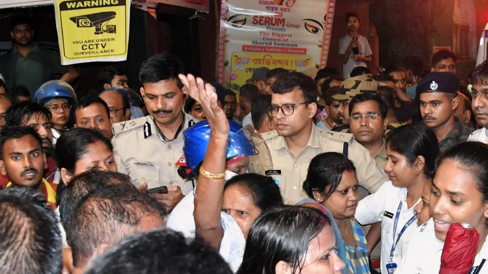 Während des Hindu-Fests Durga Puja kam es zu einem tödlichen Gedränge. (Foto: STR/AP/dpa)