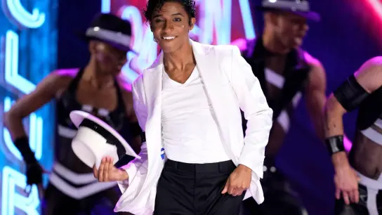 Myles Frost hat für seine Verkörperung von Michael Jackson in „MJ“ den Tony Award als bester Hauptdarsteller in einem Musical gewonnen. (Foto: Charles Sykes/Invision/dpa)