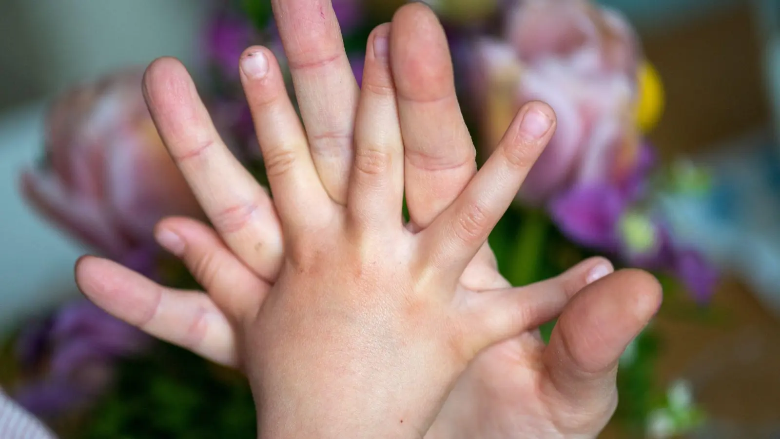 Vier Kinder und keine Arbeit: Eine alleinerziehende Mutter kämpft derzeit um jeden Cent. (Symbolbild: Hendrik Schmidt/dpa-Zentralbild/dpa)
