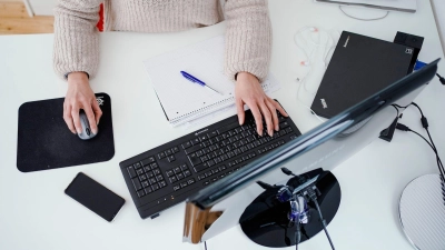 Ein aufgeräumter Schreibtisch sorgt für eine höhere Motivation bei der Arbeit. (Foto: Uwe Anspach/dpa/dpa-tmn)