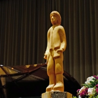 „Kaspar Hauser stehend”, eine Skulptur aus Eichenholz von Silvia Rödler. (Foto: Elke Walter)