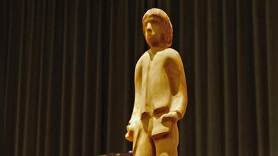 „Kaspar Hauser stehend”, eine Skulptur aus Eichenholz von Silvia Rödler. (Foto: Elke Walter)