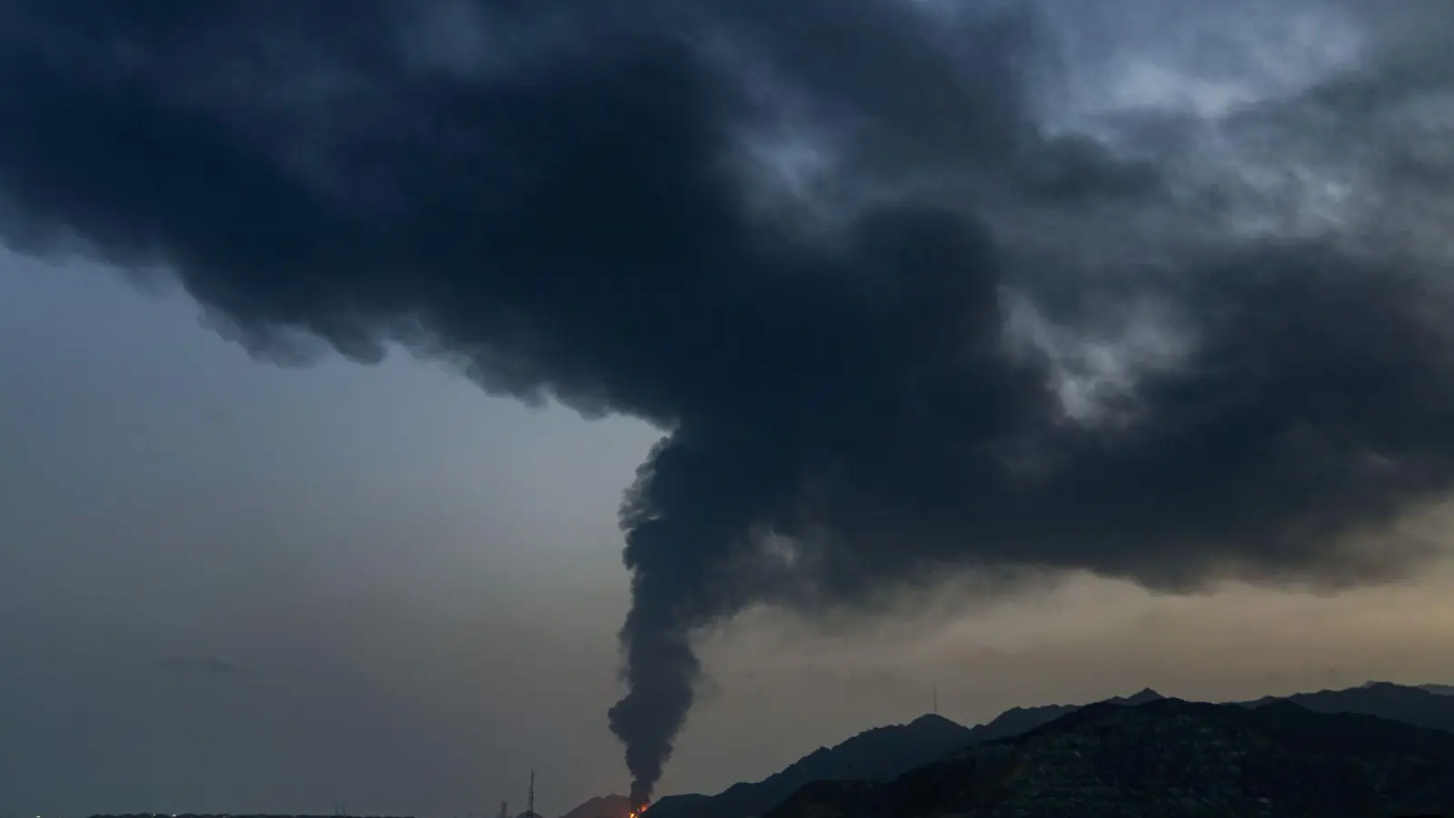 Der Iran nimmt die Emirate im Vergleich zu den anderen Golfstaaten bisher besonders stark unter Beschuss. (Archivbild) (Foto: Altaf Qadri/AP/dpa)