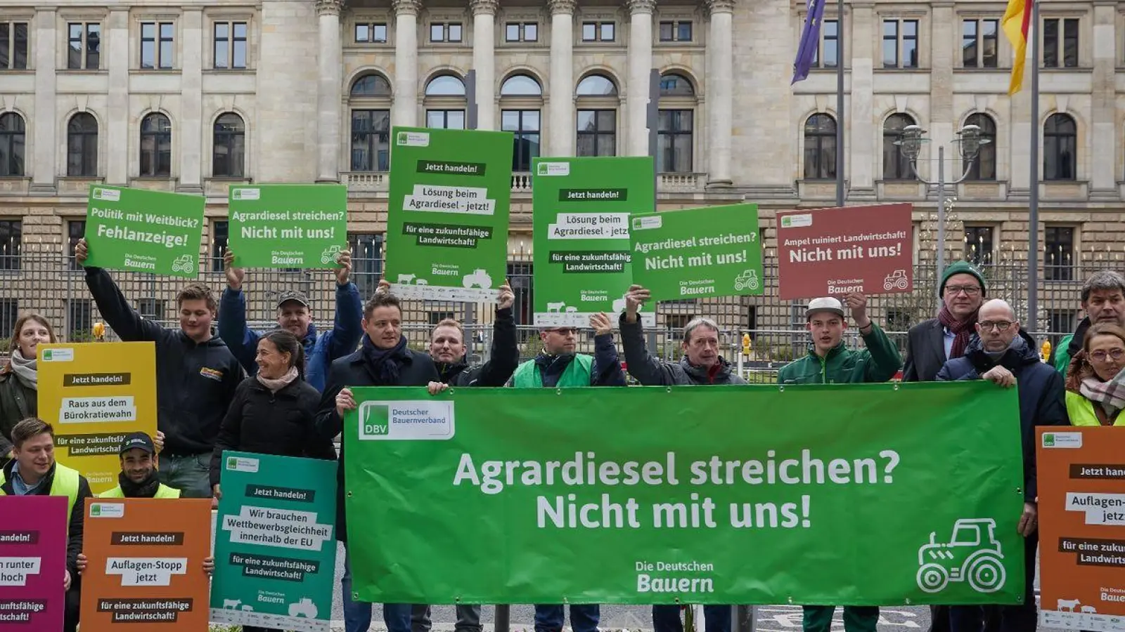 Menschen protestieren vor dem Bundesrat unter anderem gegen die Abschaffung der Agrardiesel-Subventionen. (Foto: Joerg Carstensen/dpa)