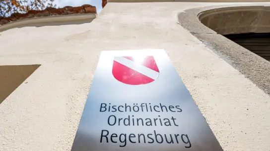 „Bischöfliches Ordinariat Regensburg“ steht auf einem Schild vor dem Gebäude des Bistums Regensburg in der Altstadt. (Foto: Armin Weigel/dpa)