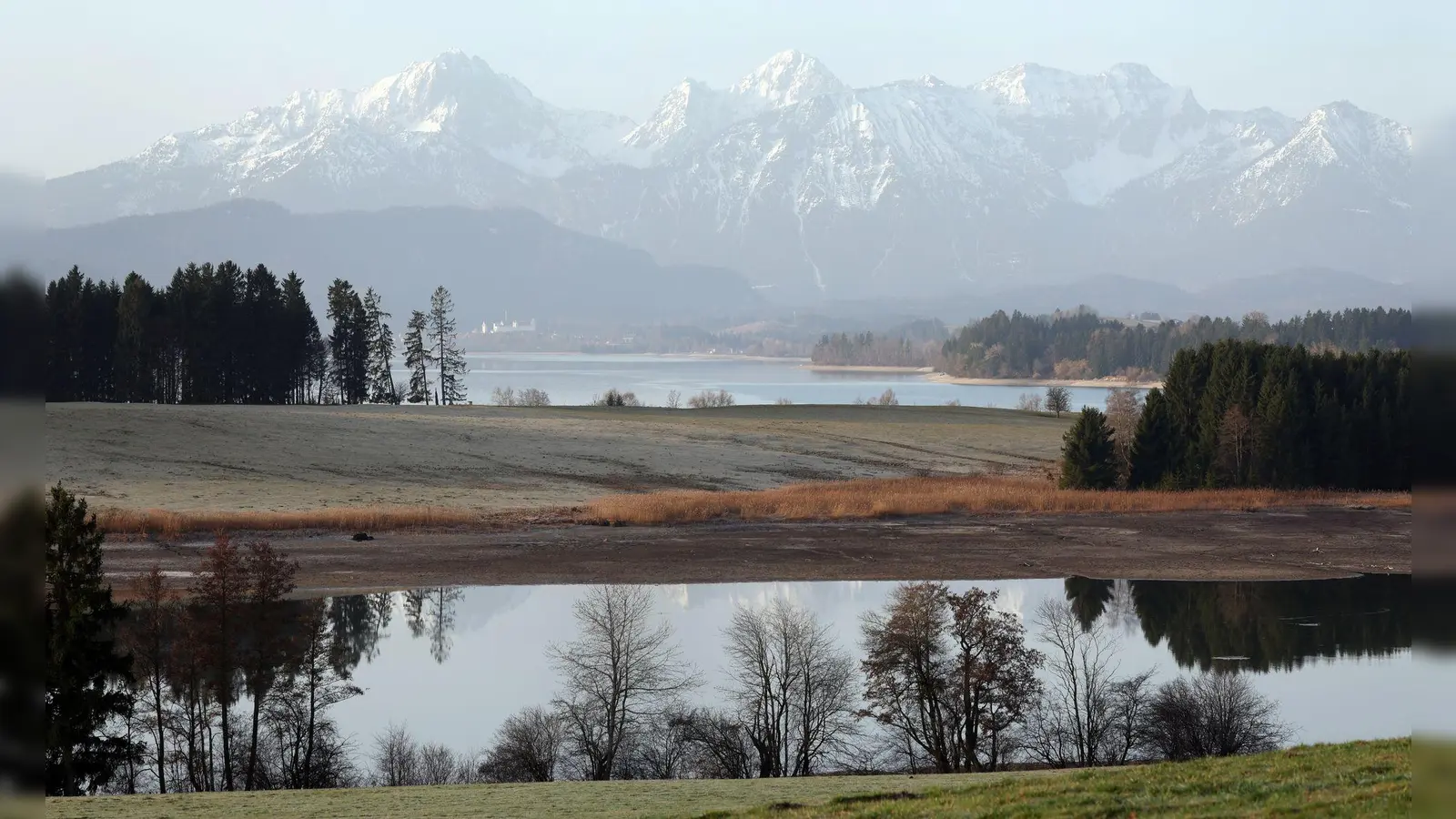 Ein bisschen Sonne, ein bisschen Wolken - das sind die Wetteraussichten für den Start in die Woche.  (Foto: Karl-Josef Hildenbrand/dpa)